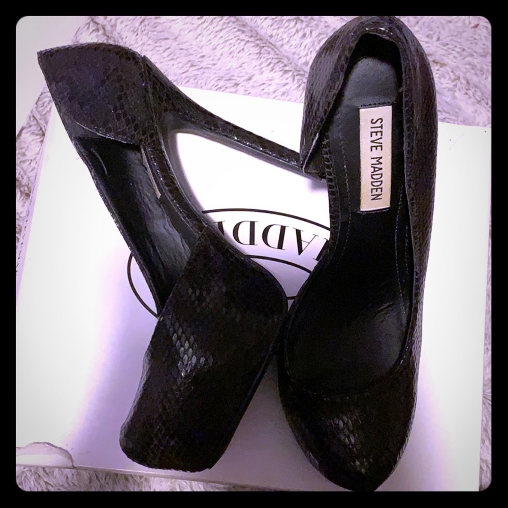 Black snakeskin platform  pumps